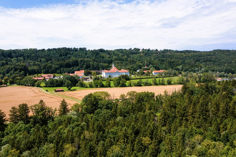 Blick auf Kl&ouml;ster Sch&auml;ftlarn mit Standort des Zentrum Isartals