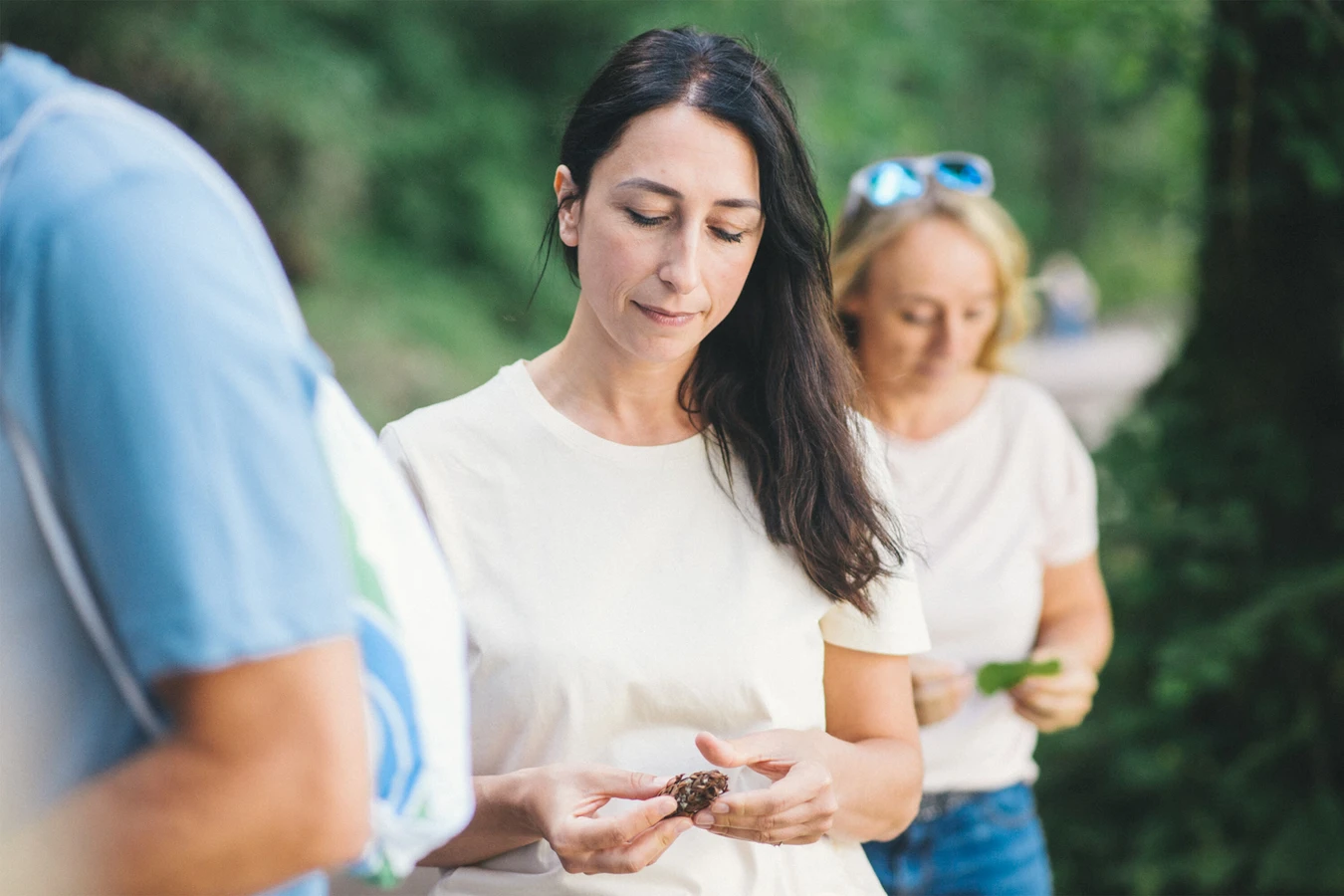 Personen im Freien besch&auml;ftigen sich intensiv mit der Natur