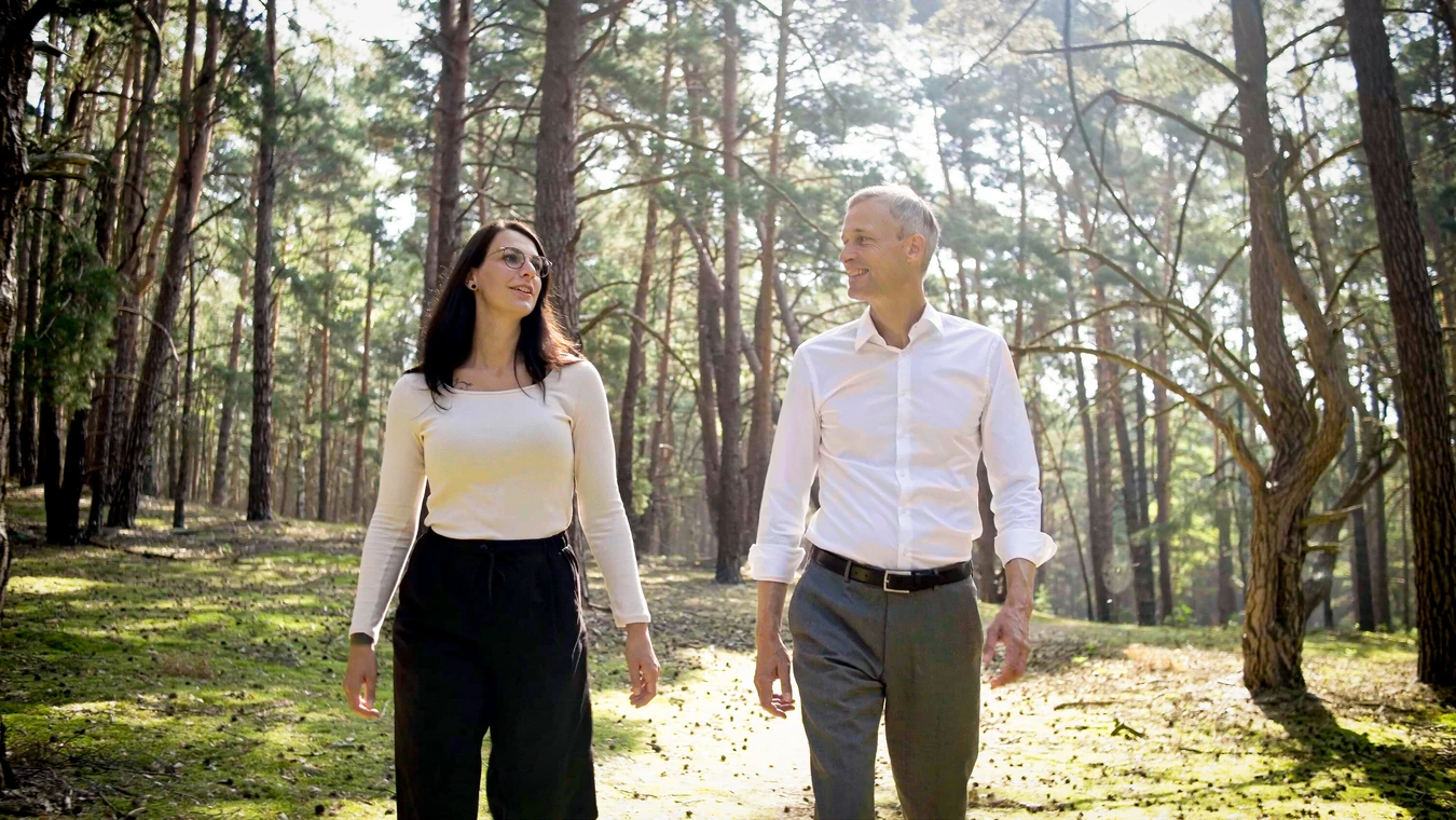 Chefarzt im Gespr&auml;ch mit Patin bei gemeinsamen Spaziergang im Freien