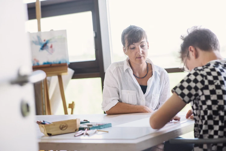Frau f&uuml;hrt eine Kunst Therapie mit einem Patienten